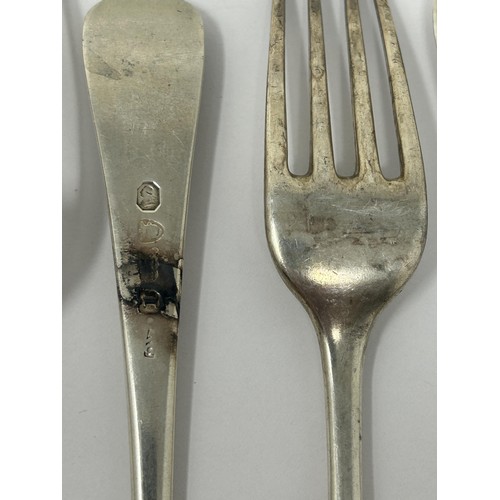 188 - A pair of George III silver Old English pattern forks, London 1784, 13 ozt, and four other forks (6)