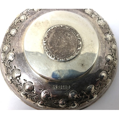 208 - A silver two handled cup and cover, the cover inset with an Elizabeth I shilling, Sheffield 1900, 6.... 