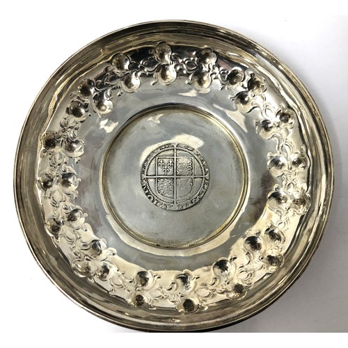 208 - A silver two handled cup and cover, the cover inset with an Elizabeth I shilling, Sheffield 1900, 6.... 