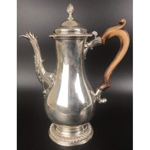 269 - A George III silver coffee pot, with a turned wooden handle, London 1769, 26.5 ozt, all in 26.5 ozt