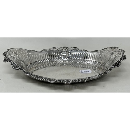 279 - An Edward VII silver pierced oval dish, Sheffield 1909, 10.9 ozt