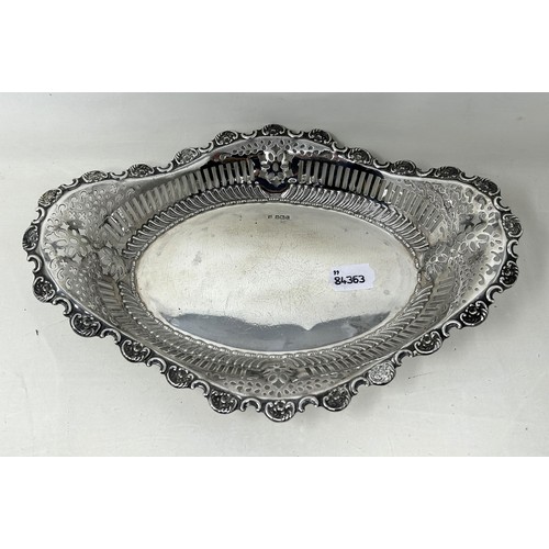 279 - An Edward VII silver pierced oval dish, Sheffield 1909, 10.9 ozt