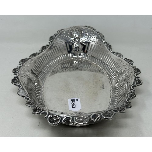 279 - An Edward VII silver pierced oval dish, Sheffield 1909, 10.9 ozt