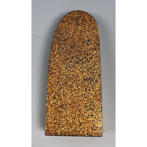 1088 - A Japanese lacquered box and cover, in the form of a finger, with floral decoration, 6.5 cm