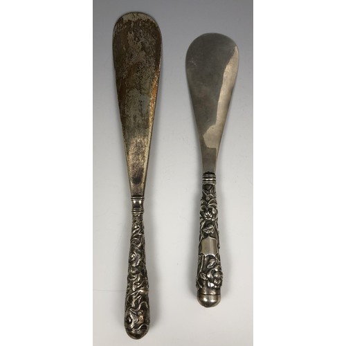 295 - A Chinese silver coloured metal shoe horn, the handle decorated a dragon chasing a flaming pearl, 24... 