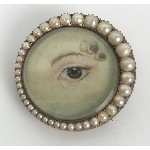 454 - A lover's eye brooch, in a yellow coloured metal and seed pearl mount, 3 cm wideIvory Exemption regi... 