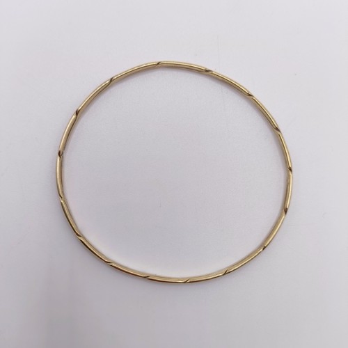 418 - A yellow coloured metal bangle