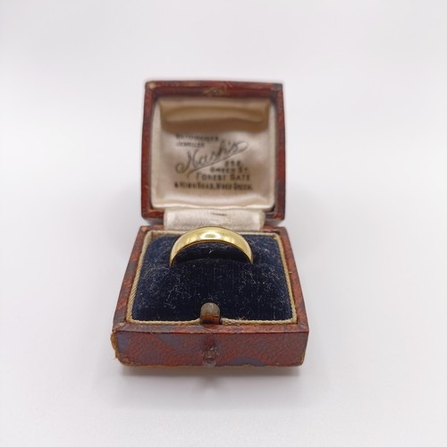 425 - An 18ct gold wedding band, 3.4 g, ring size L, and a vintage jewellery box