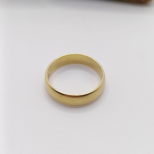 425 - An 18ct gold wedding band, 3.4 g, ring size L, and a vintage jewellery box