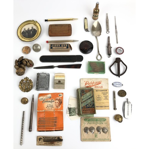 721 - A silver coloured metal pencil, in the form of a cannon, assorted other costume jewellery and items