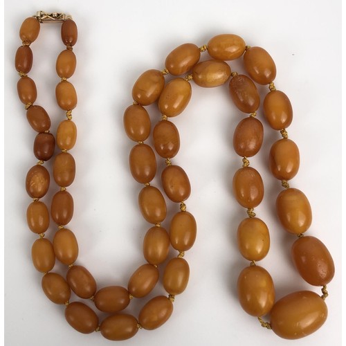 717 - An amber coloured bead necklace