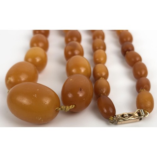 717 - An amber coloured bead necklace