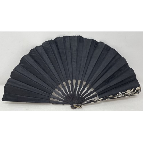 805 - A carved ebony fan, lace decorated flowers, 36 cm and five other fans (6)