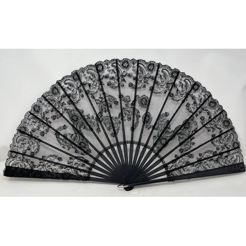 805 - A carved ebony fan, lace decorated flowers, 36 cm and five other fans (6)