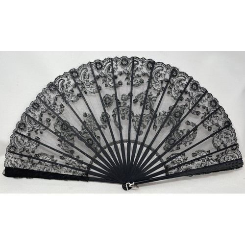 805 - A carved ebony fan, lace decorated flowers, 36 cm and five other fans (6)