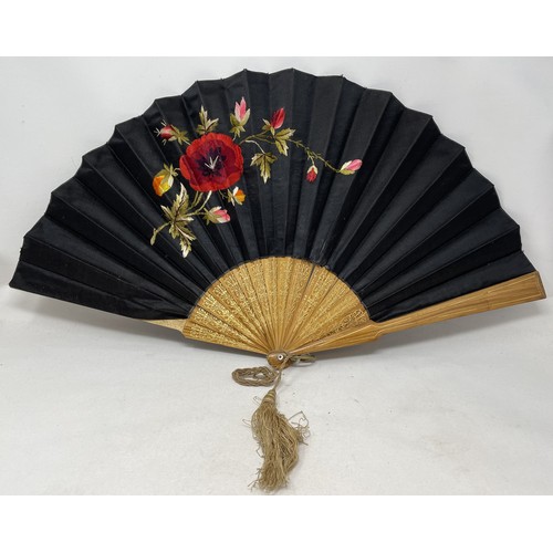 805 - A carved ebony fan, lace decorated flowers, 36 cm and five other fans (6)