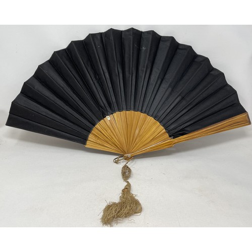 805 - A carved ebony fan, lace decorated flowers, 36 cm and five other fans (6)