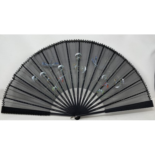 805 - A carved ebony fan, lace decorated flowers, 36 cm and five other fans (6)