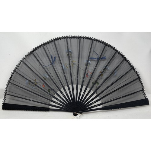 805 - A carved ebony fan, lace decorated flowers, 36 cm and five other fans (6)