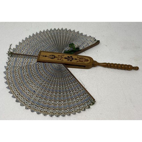 805 - A carved ebony fan, lace decorated flowers, 36 cm and five other fans (6)