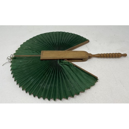 805 - A carved ebony fan, lace decorated flowers, 36 cm and five other fans (6)