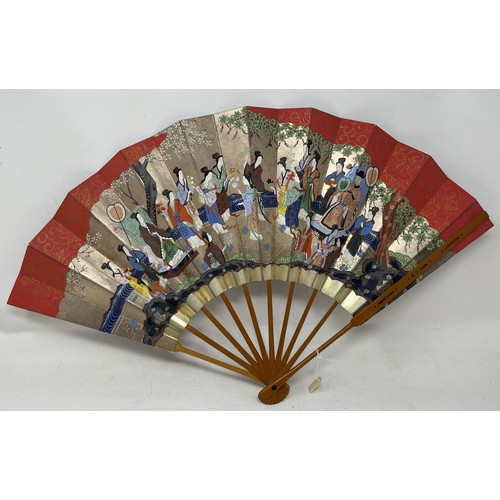 805 - A carved ebony fan, lace decorated flowers, 36 cm and five other fans (6)