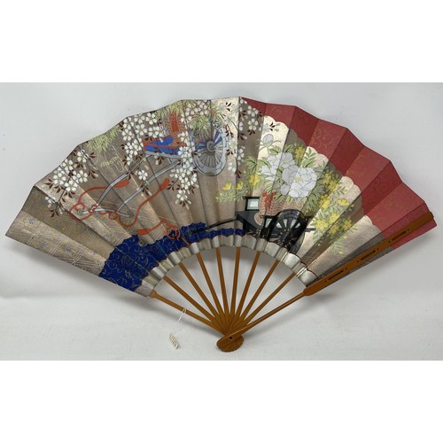 805 - A carved ebony fan, lace decorated flowers, 36 cm and five other fans (6)