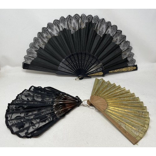 808 - A painted wooden fan, painted a tavern scene, 29 cm, and four other fans (5)