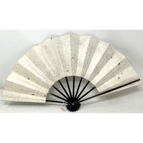 809 - A mother of pearl fan, silk painted flowers, 30 cm, and three others (4)