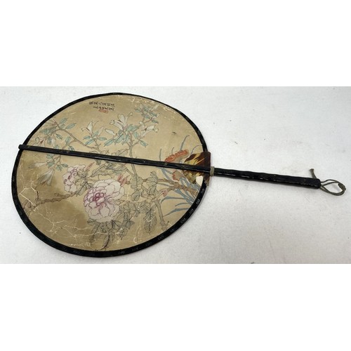 811 - A Japanese fan, decorated fish, 40 cm