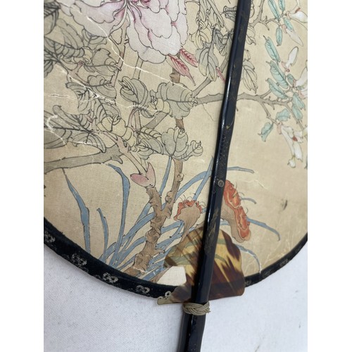 811 - A Japanese fan, decorated fish, 40 cm