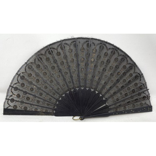 815 - A carved ebony fan, the lace decorated applied flowers, 25 cm, boxed