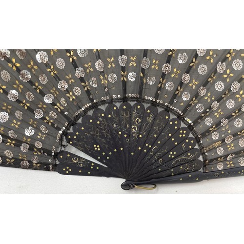 815 - A carved ebony fan, the lace decorated applied flowers, 25 cm, boxed