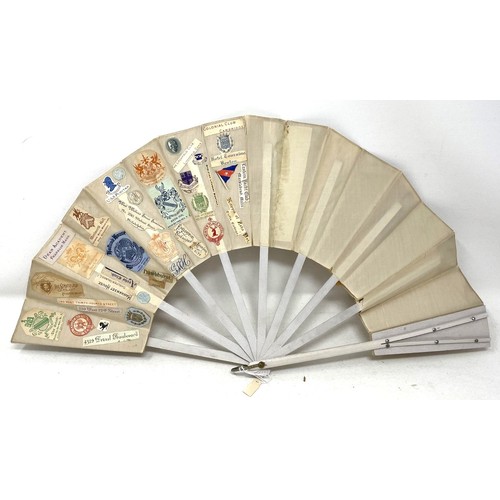 818 - A mother of pearl fan, the lace painted flowers, 18 cm and three other fans (4)