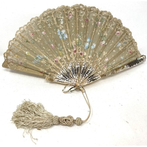 818 - A mother of pearl fan, the lace painted flowers, 18 cm and three other fans (4)