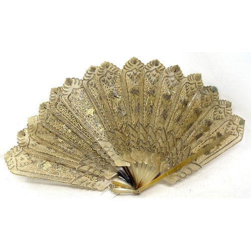 818 - A mother of pearl fan, the lace painted flowers, 18 cm and three other fans (4)