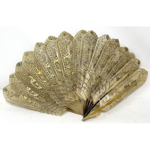 818 - A mother of pearl fan, the lace painted flowers, 18 cm and three other fans (4)