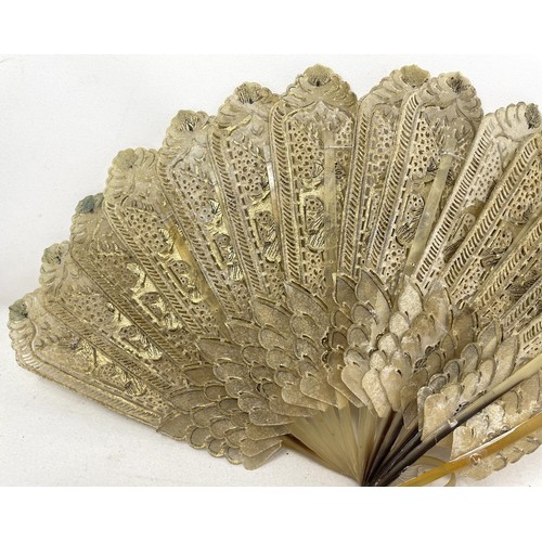 818 - A mother of pearl fan, the lace painted flowers, 18 cm and three other fans (4)