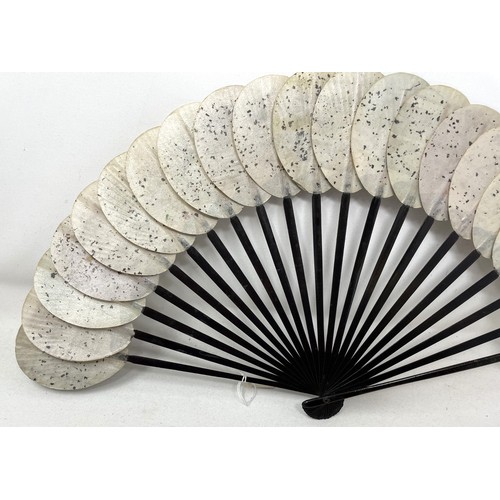 819 - A painted fan, the paper decorated print of military leaders, 23 cm, and four others (5)