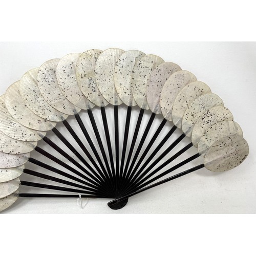 819 - A painted fan, the paper decorated print of military leaders, 23 cm, and four others (5)