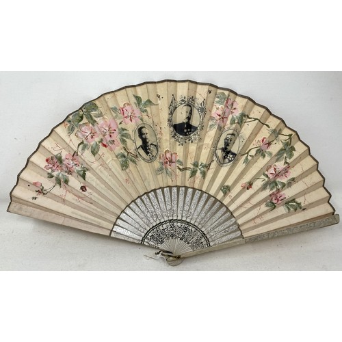 819 - A painted fan, the paper decorated print of military leaders, 23 cm, and four others (5)