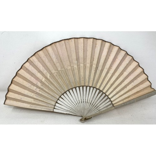 819 - A painted fan, the paper decorated print of military leaders, 23 cm, and four others (5)