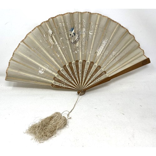 819 - A painted fan, the paper decorated print of military leaders, 23 cm, and four others (5)