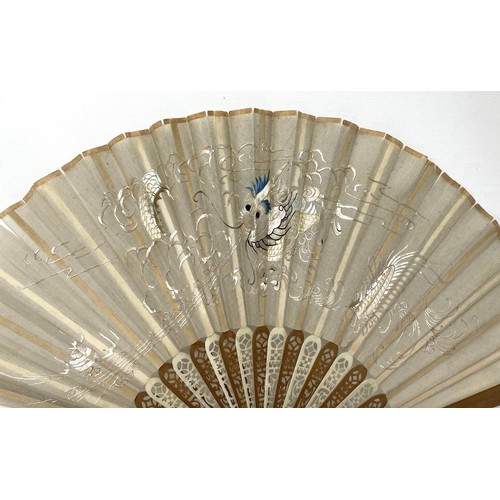 819 - A painted fan, the paper decorated print of military leaders, 23 cm, and four others (5)