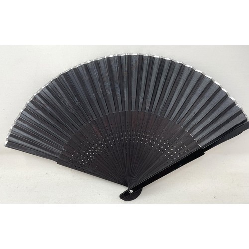 820 - An ebonised fan, the silk painted flowers, 25 cm, boxed, and five other fans (6)