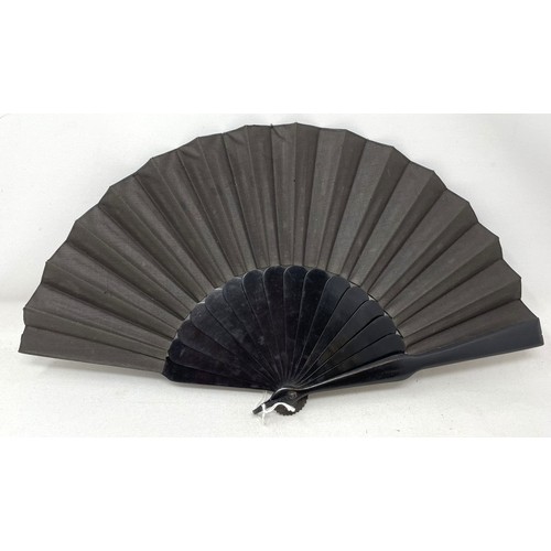 820 - An ebonised fan, the silk painted flowers, 25 cm, boxed, and five other fans (6)