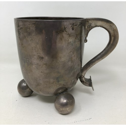 299 - A George III silver mug, raised on three ball feet, by John King, London 1794, 12 ozt