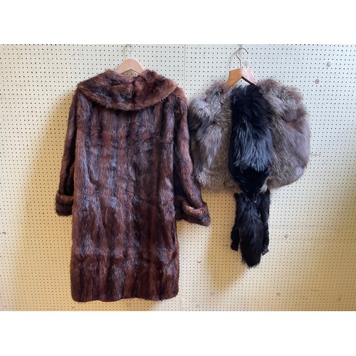 900 - A fur coat, a fur cape and a fur stole (3)