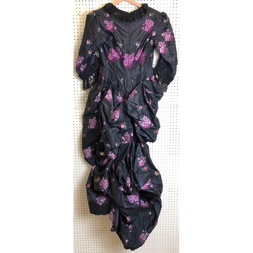 836 - An embroidered silk dress