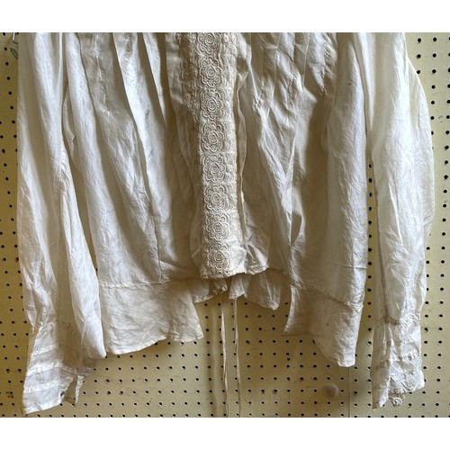 902 - A late 19th century/early 20th century blouse, with a lace collar and trim